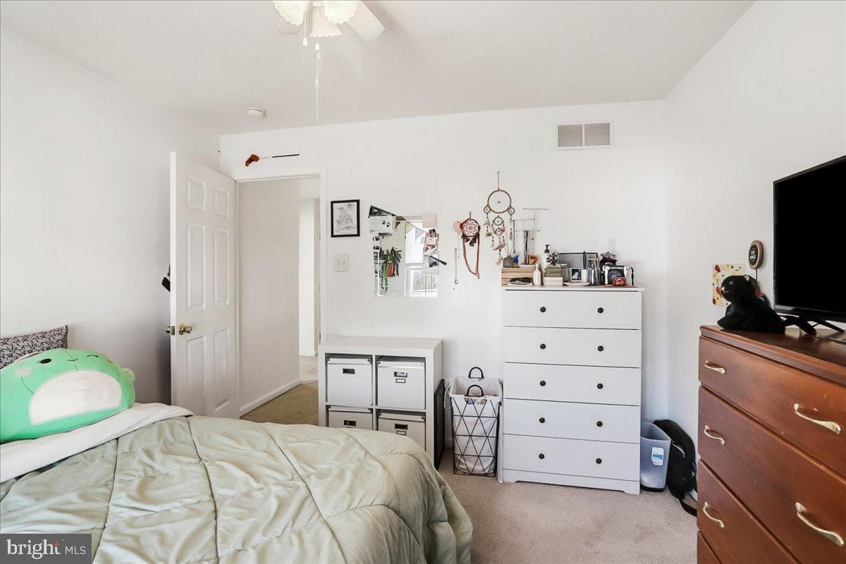 2431 Gilbert Street photo 26