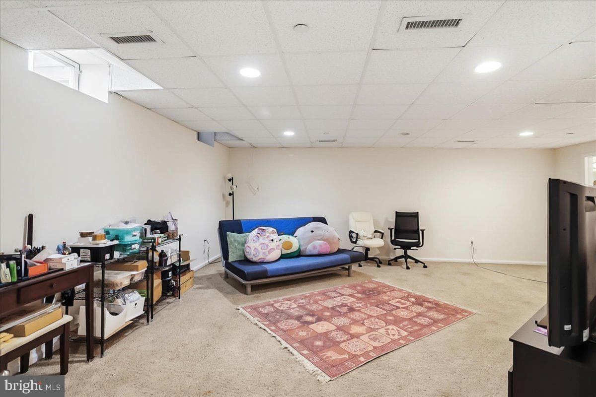 2431 Gilbert Street photo 31