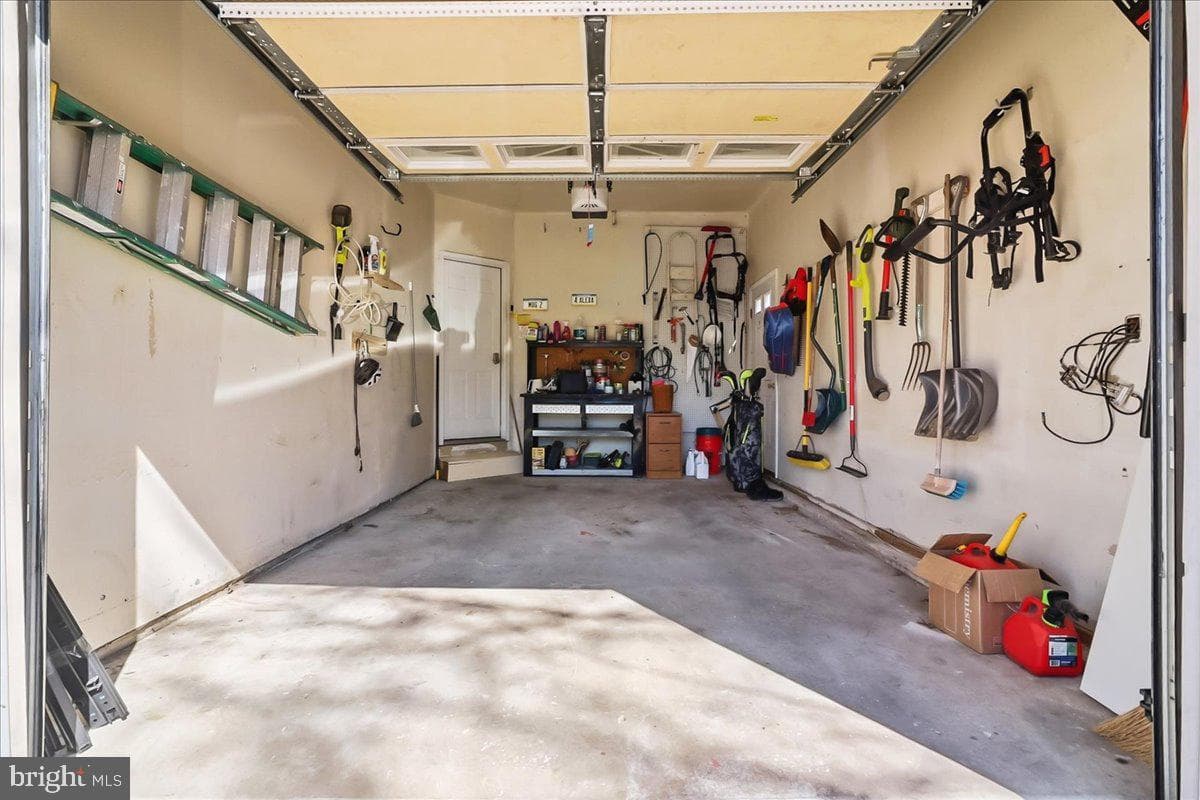2431 Gilbert Street photo 35