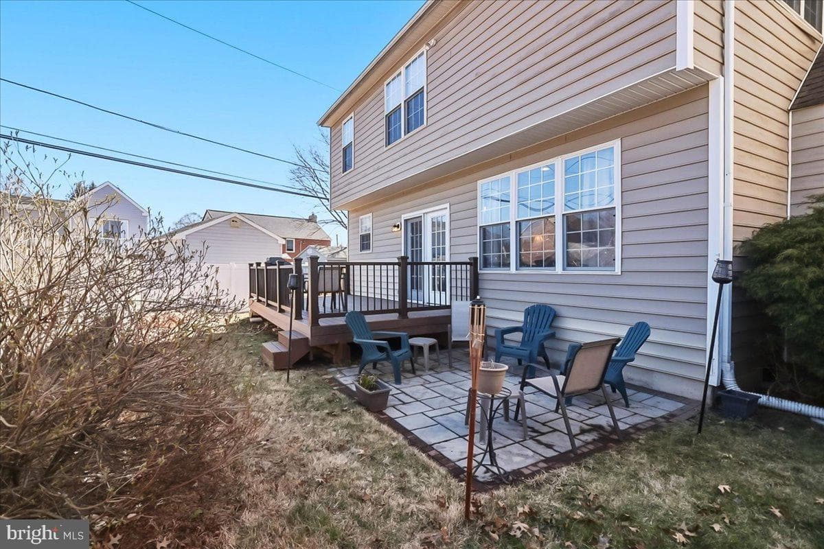 2431 Gilbert Street photo 36