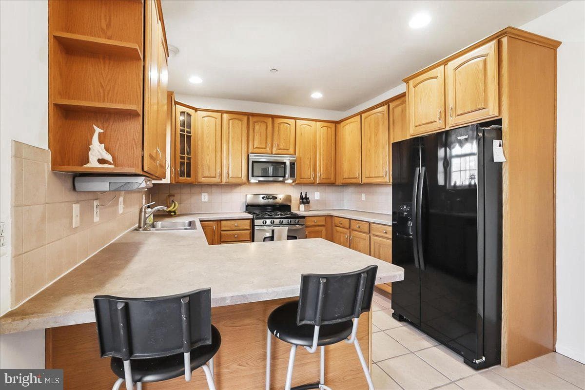 2431 Gilbert Street photo 7