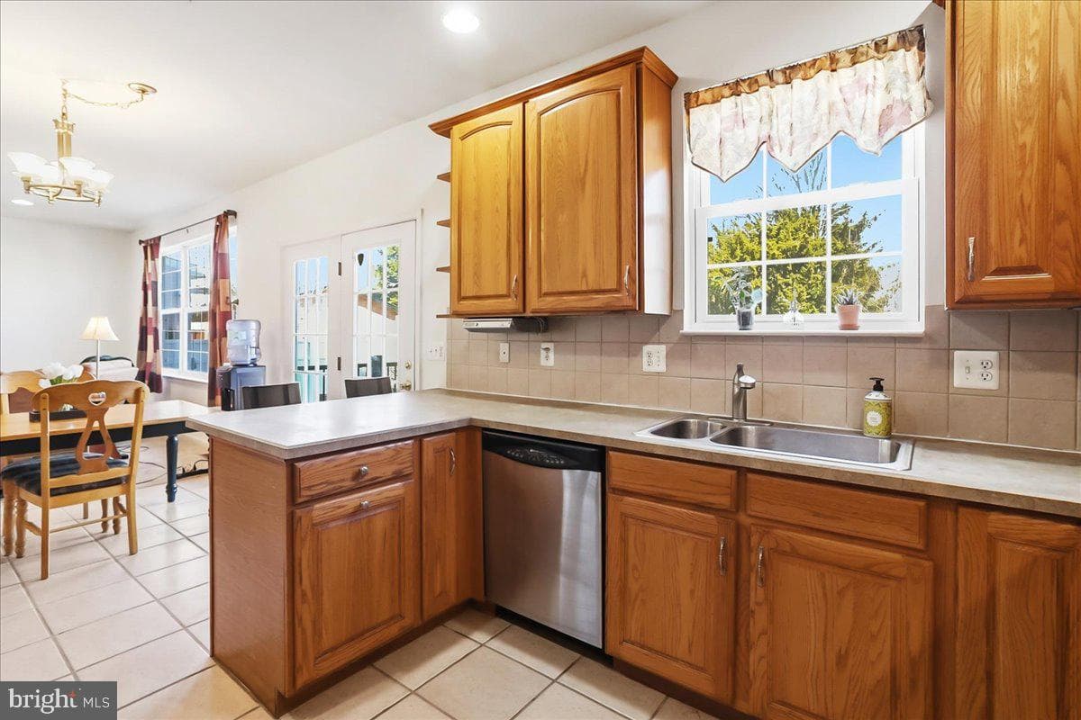 2431 Gilbert Street photo 8