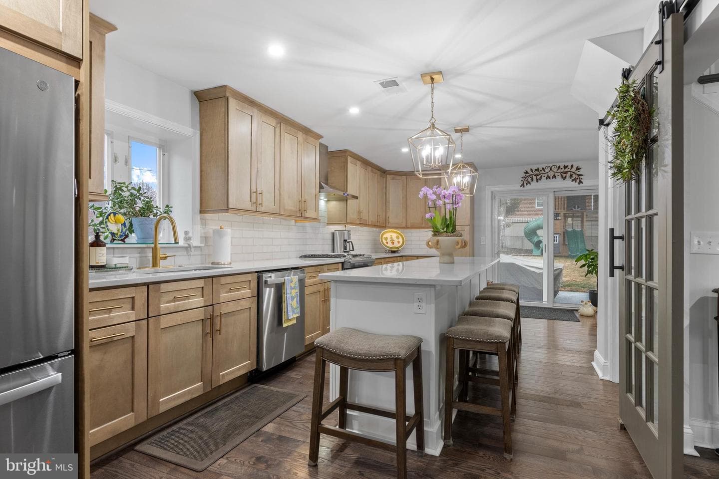 831 Stanbridge Road photo 2