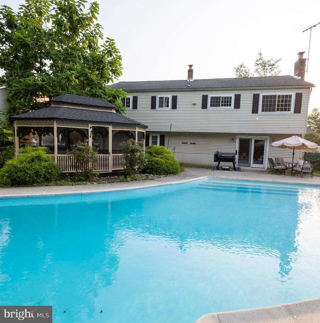 1207 Malatesta Avenue photo 22