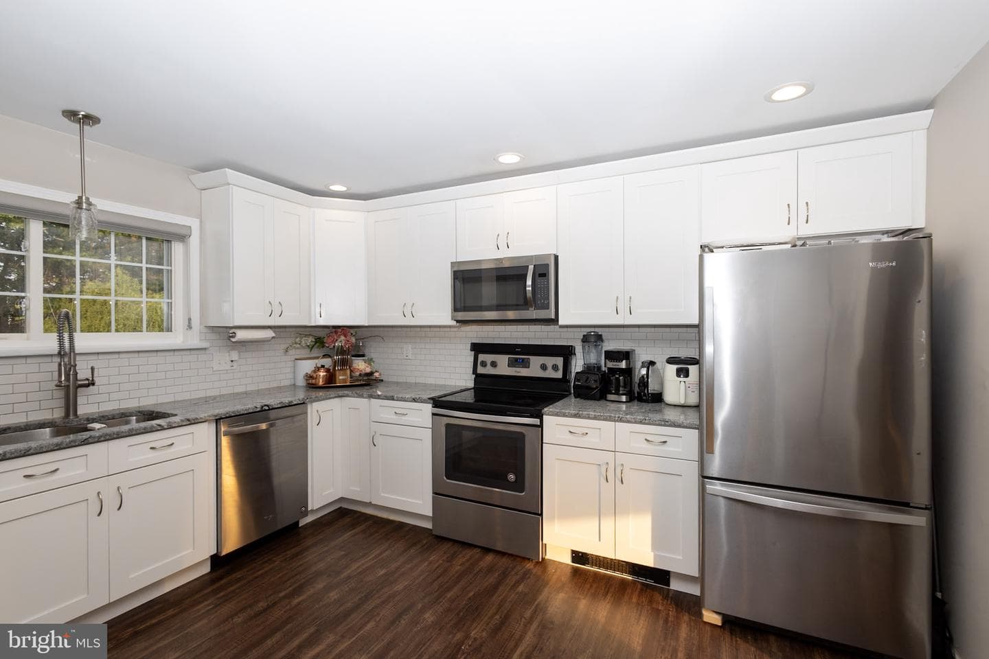 1207 Malatesta Avenue photo 8