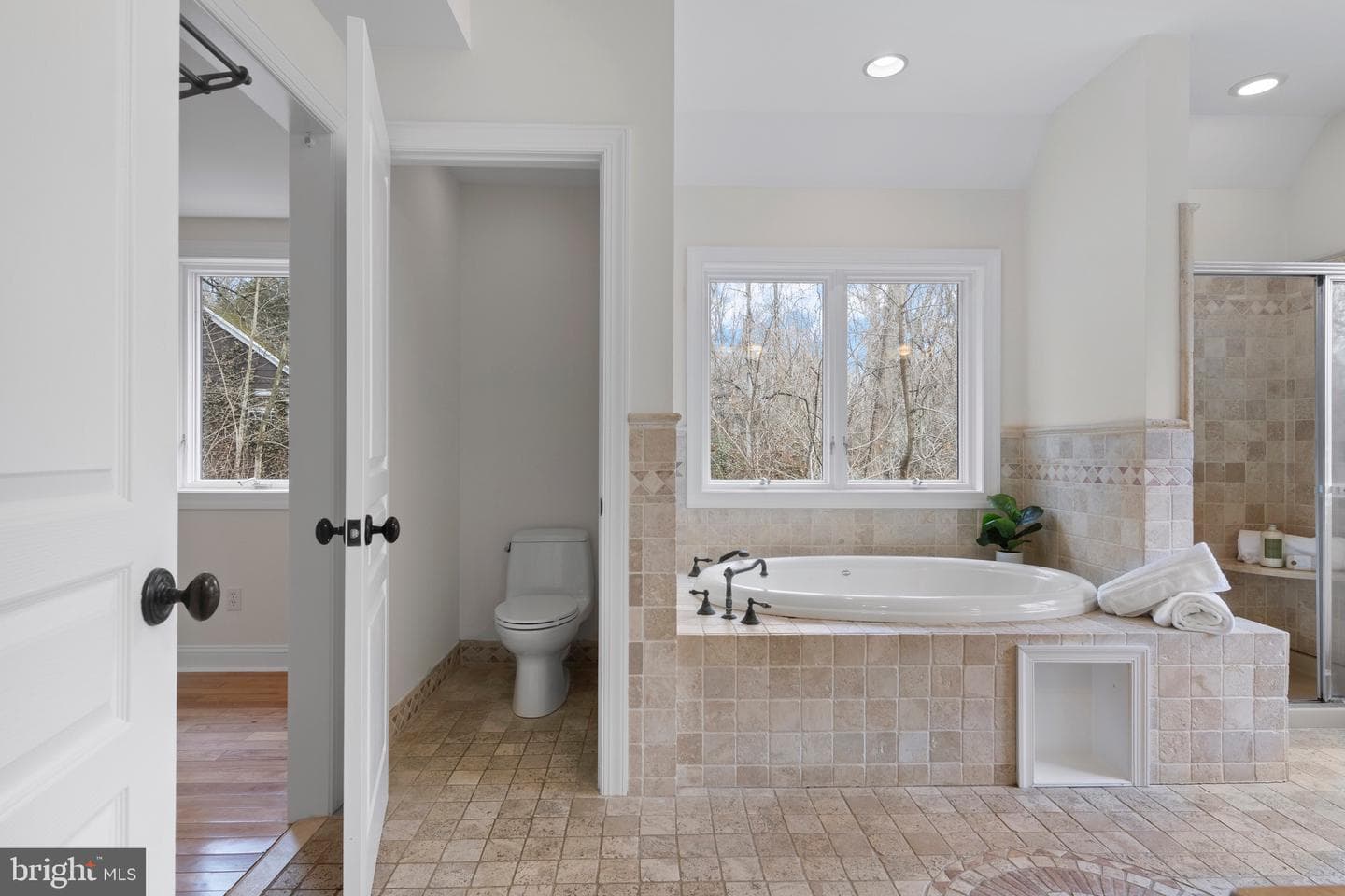 525 N Swarthmore Avenue photo 32