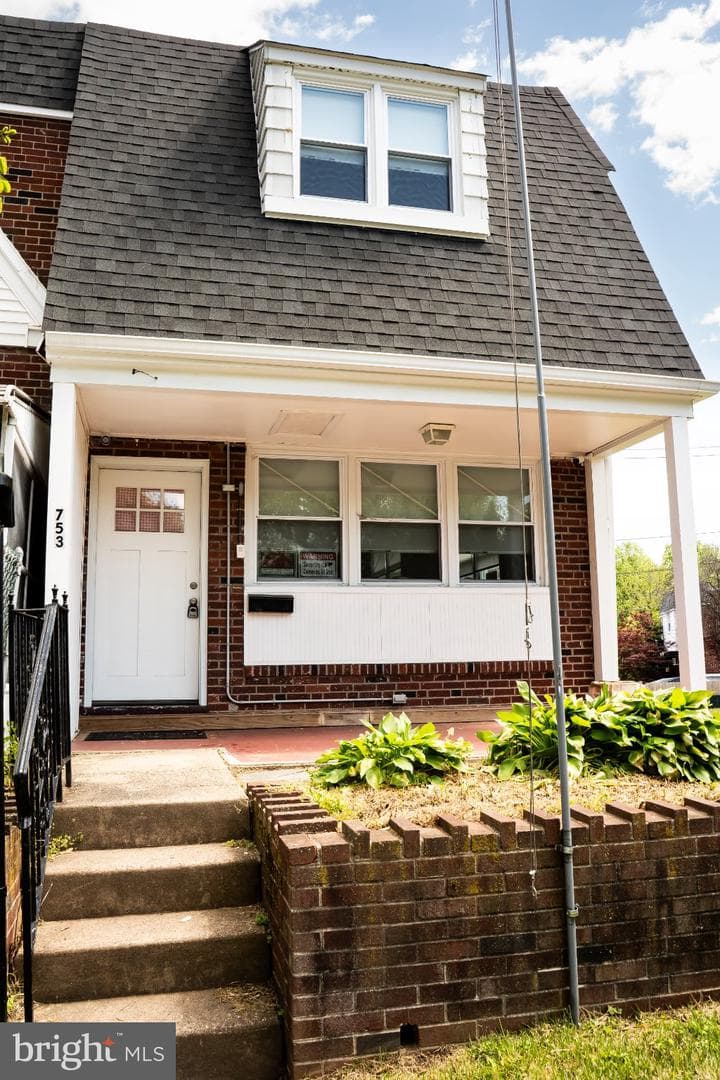 753 E 25th Street