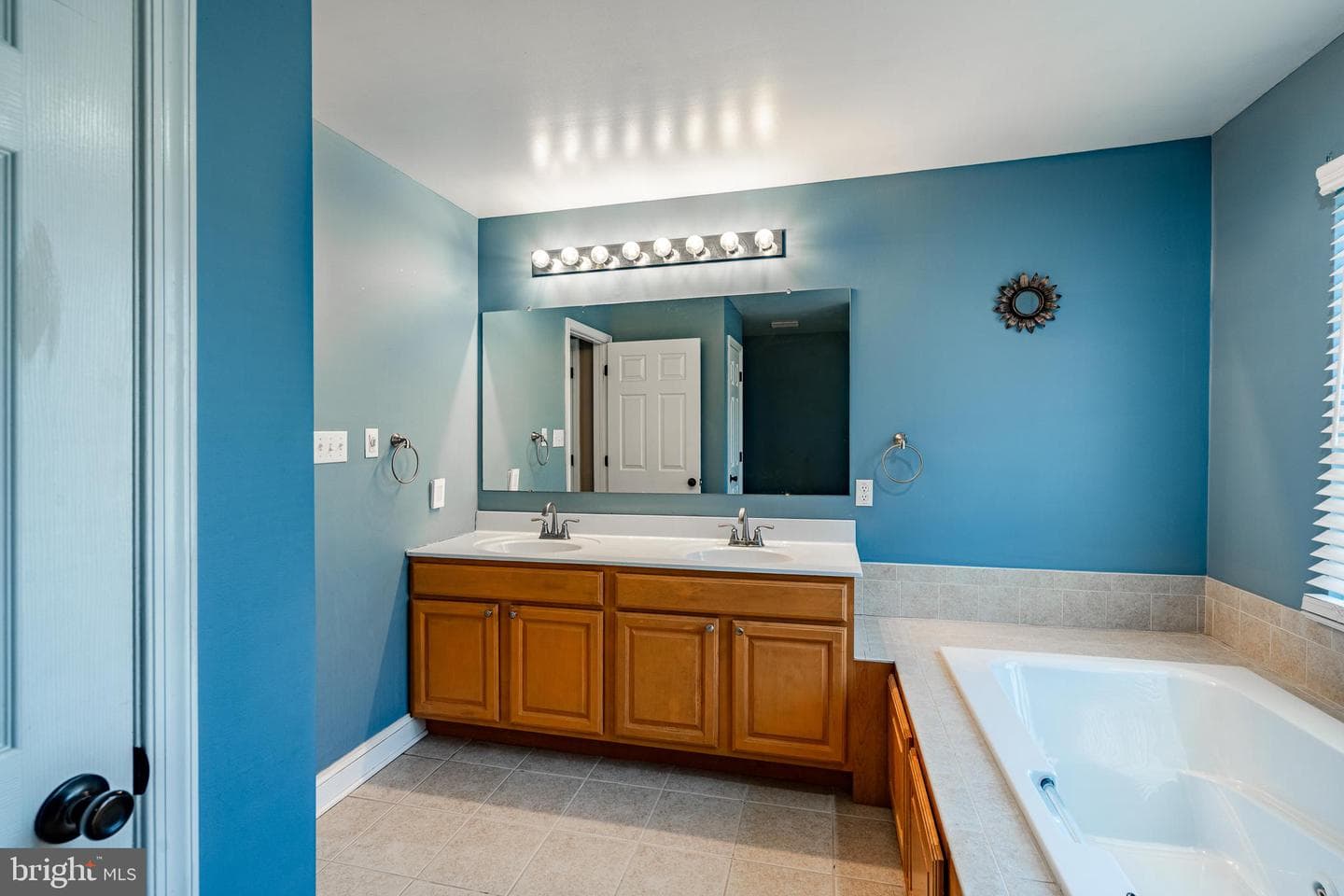 107 Luzak Street photo 33