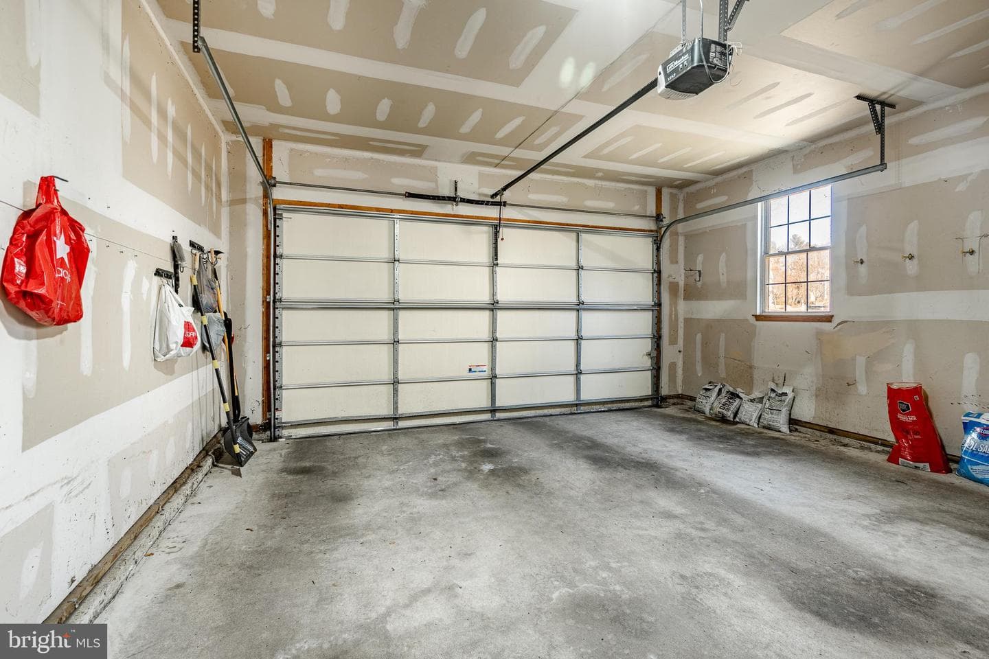 107 Luzak Street photo 60