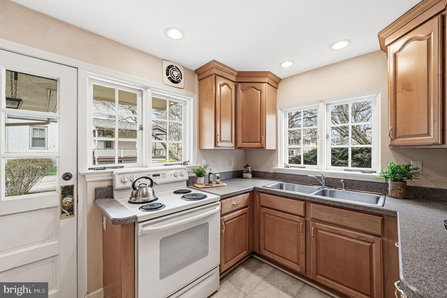 218 Vassar Avenue photo 8