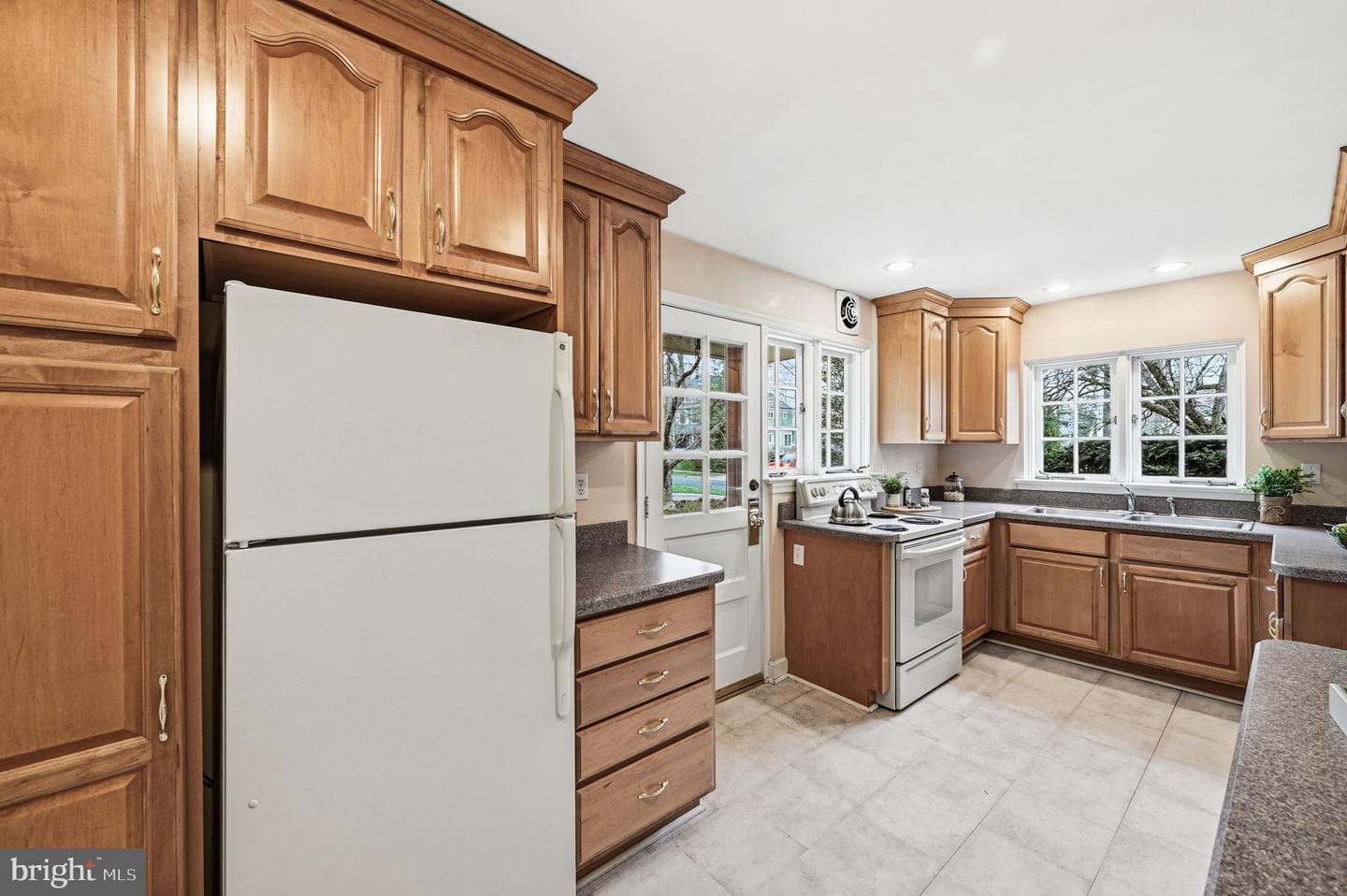 218 Vassar Avenue photo 9