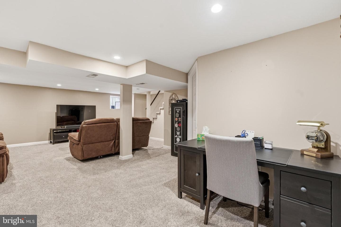 920 Blythe Avenue photo 32