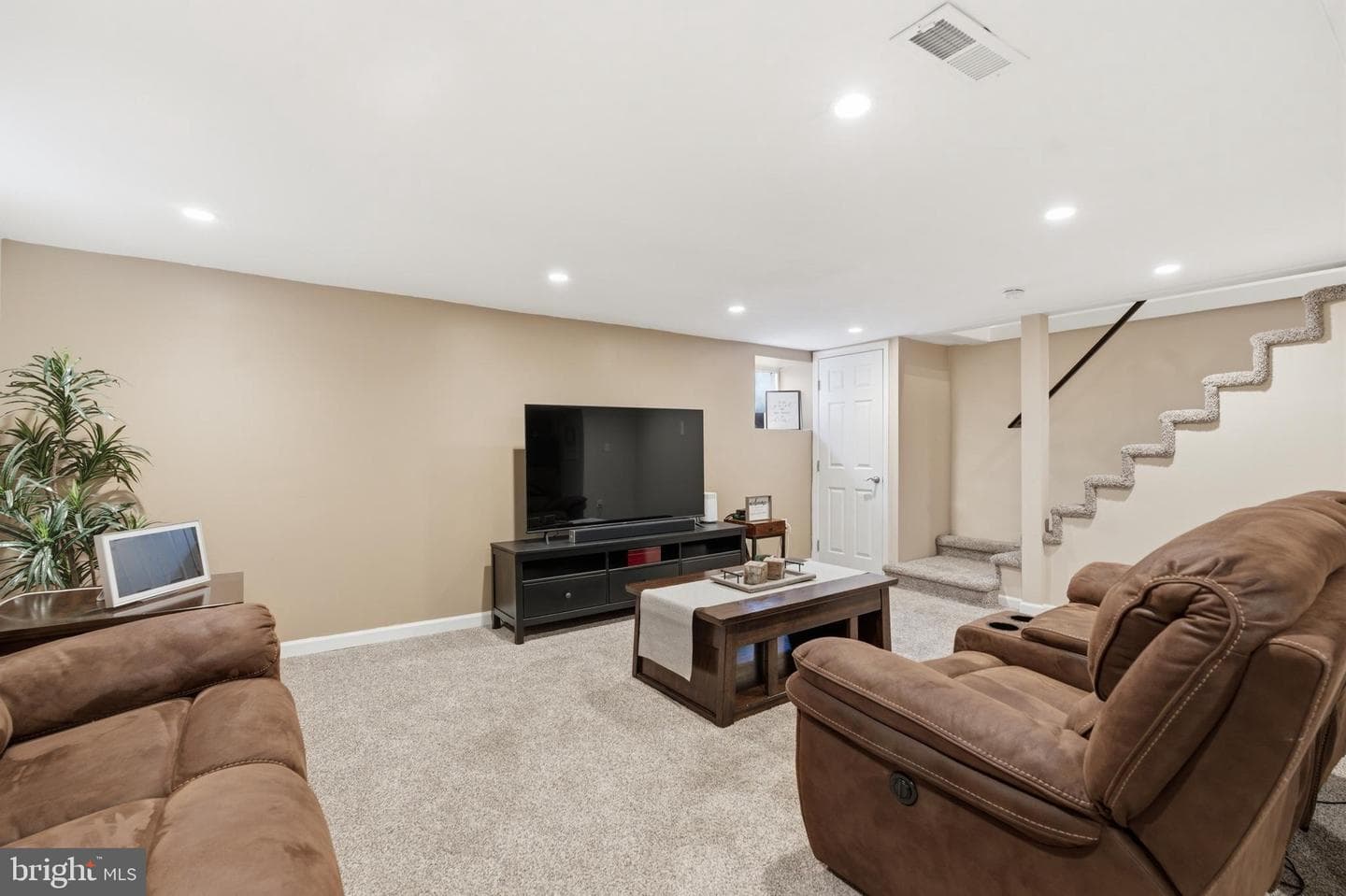 920 Blythe Avenue photo 33