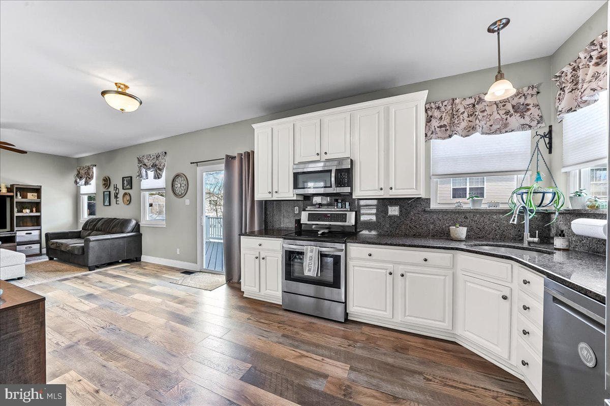 605 Barclay Circle photo 16
