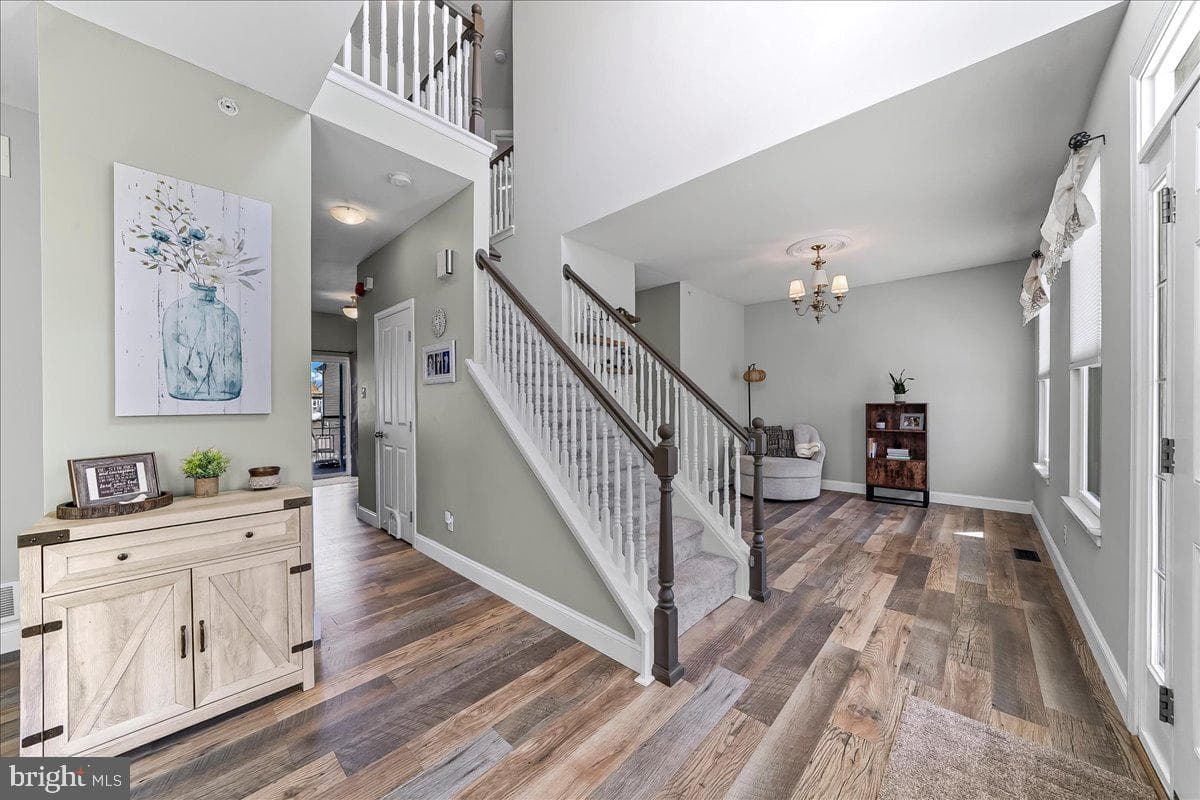605 Barclay Circle photo 7