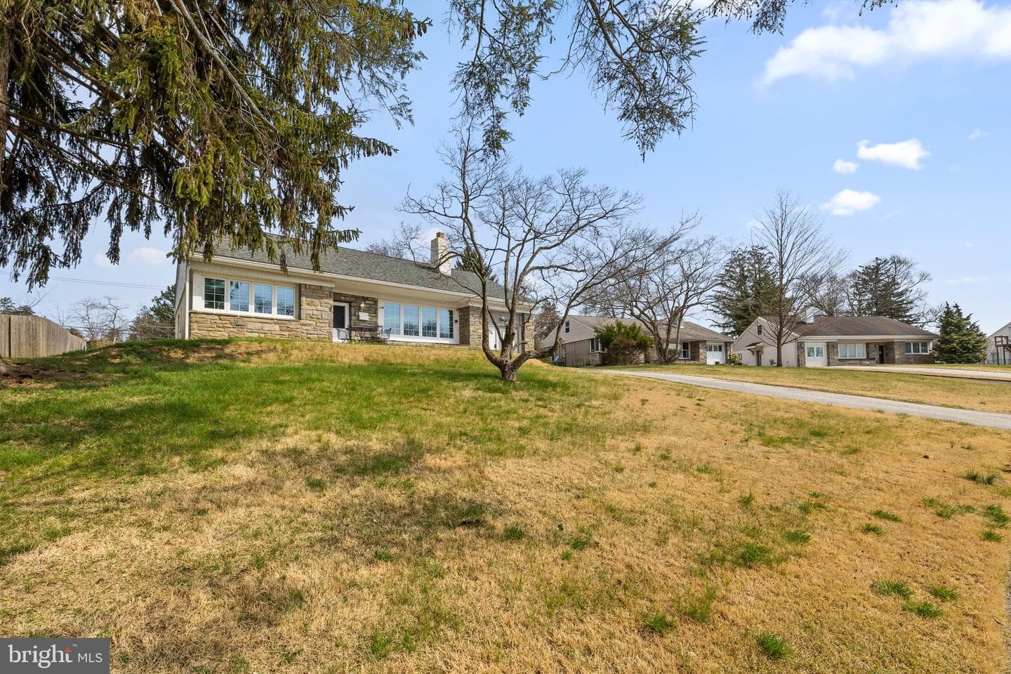 711 Hedgerow Drive photo 3