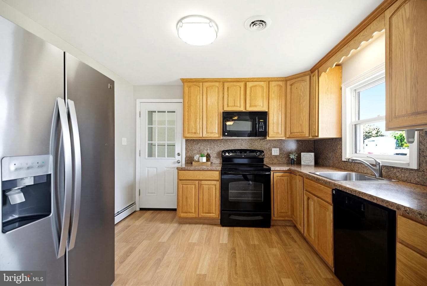 416 Dutton Street photo 5