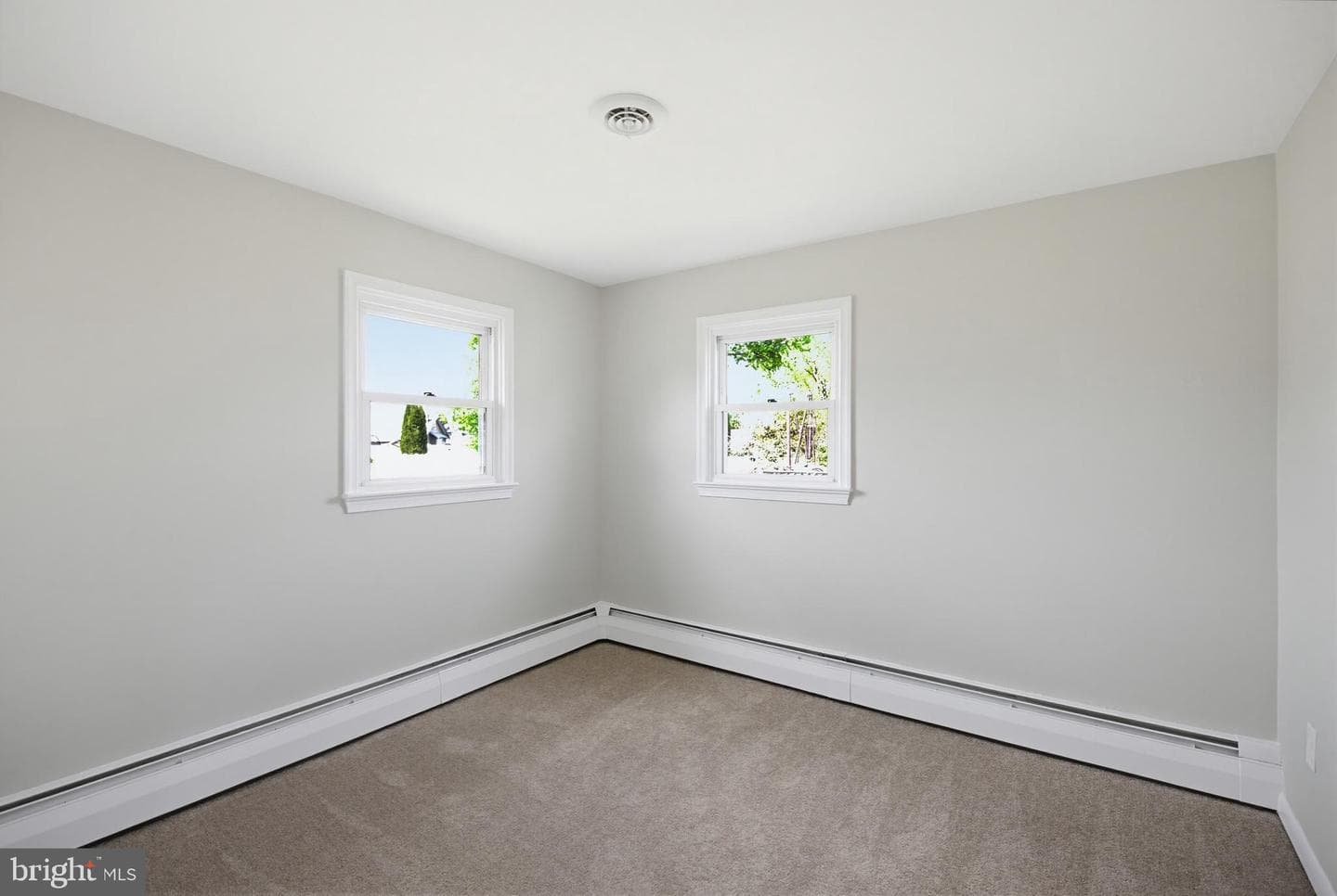 416 Dutton Street photo 9