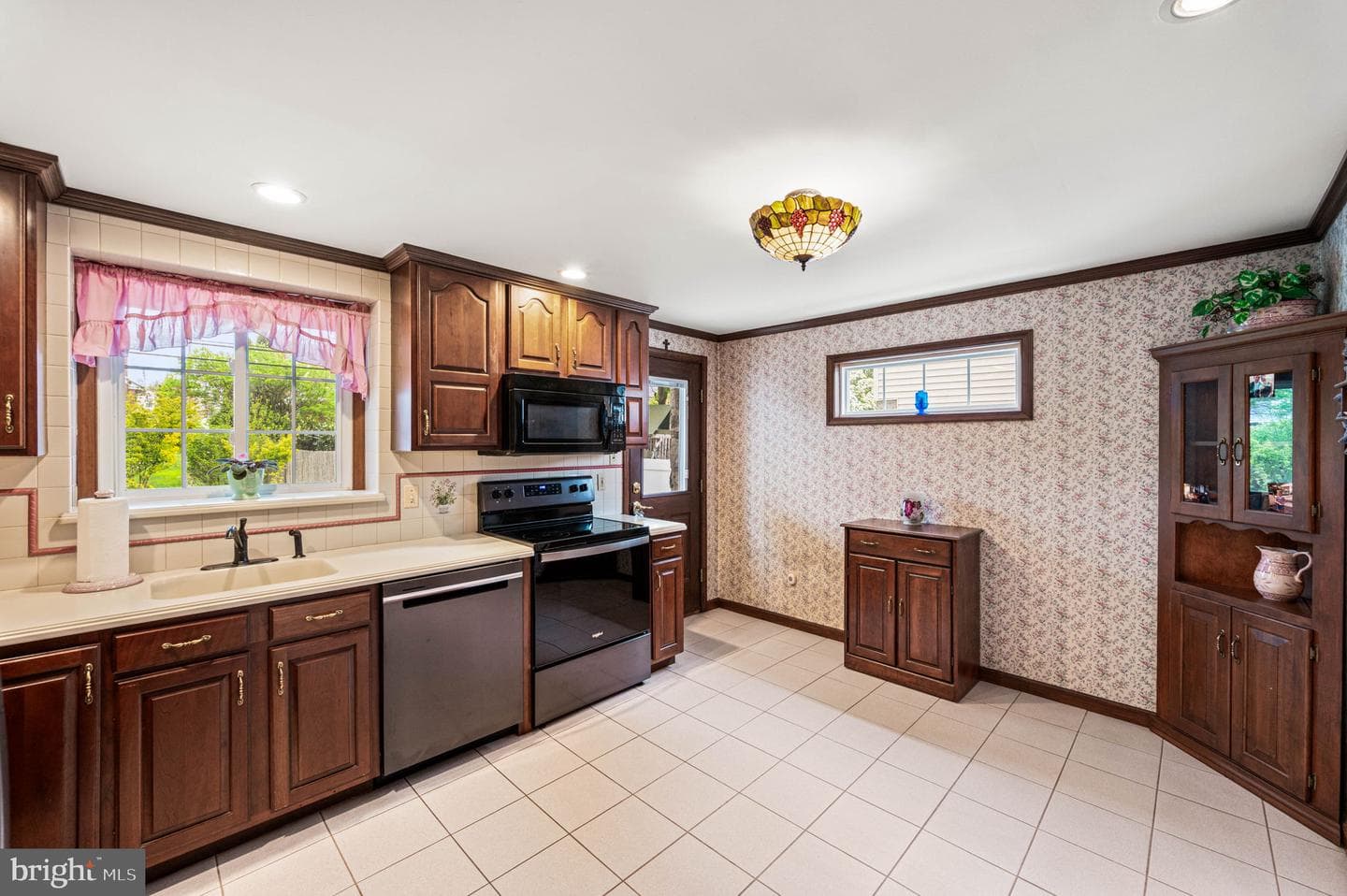 481 Maplewood Road photo 9
