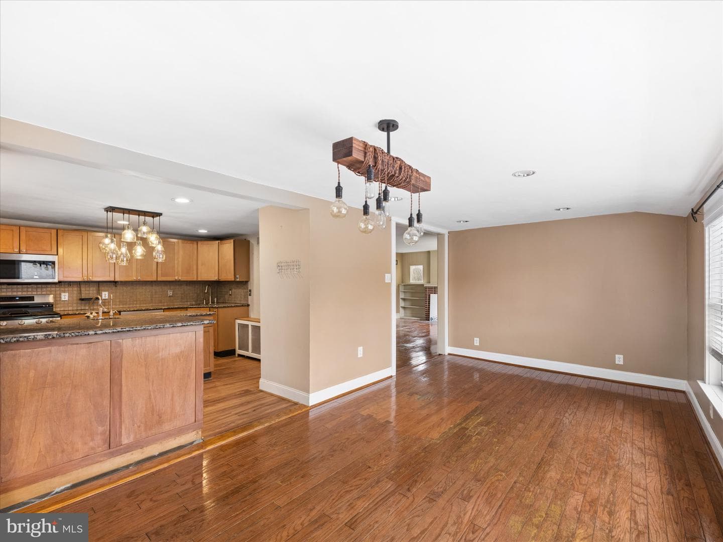 303 W Maryland Avenue photo 8
