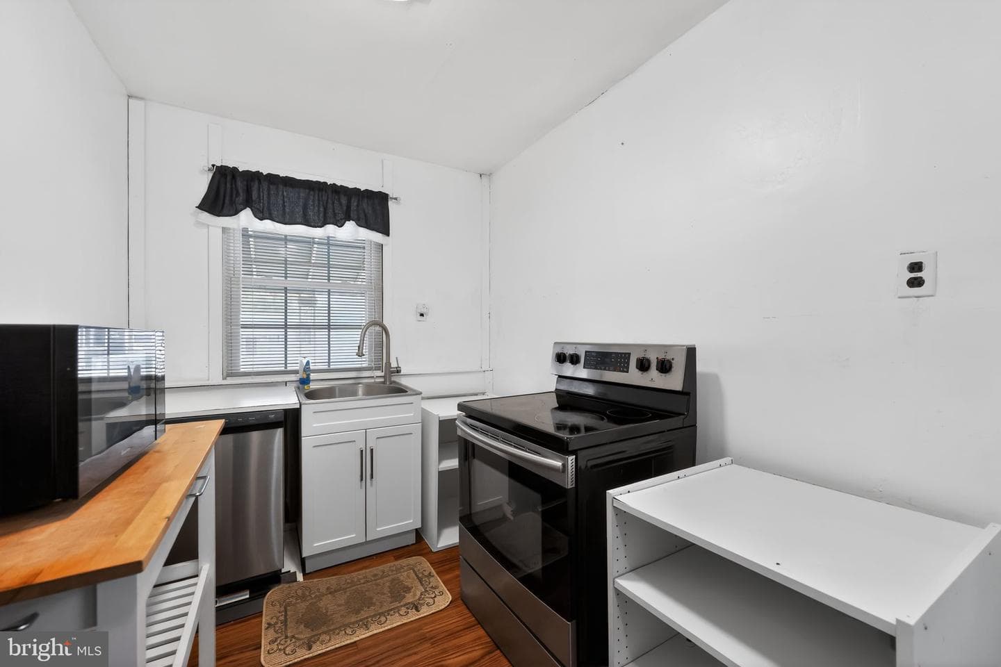 208 Hoffman Road photo 9