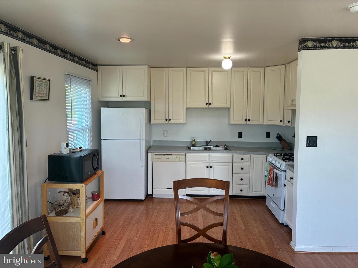 566 Applewood Court photo 4