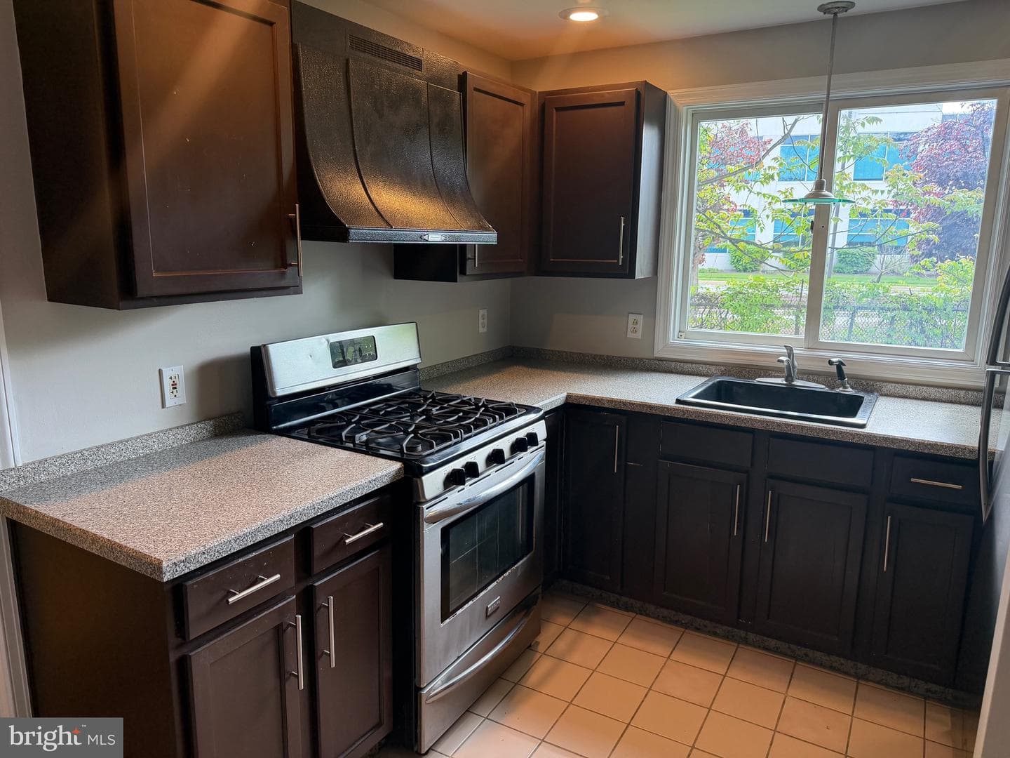 1412 Gibbons Street photo 5