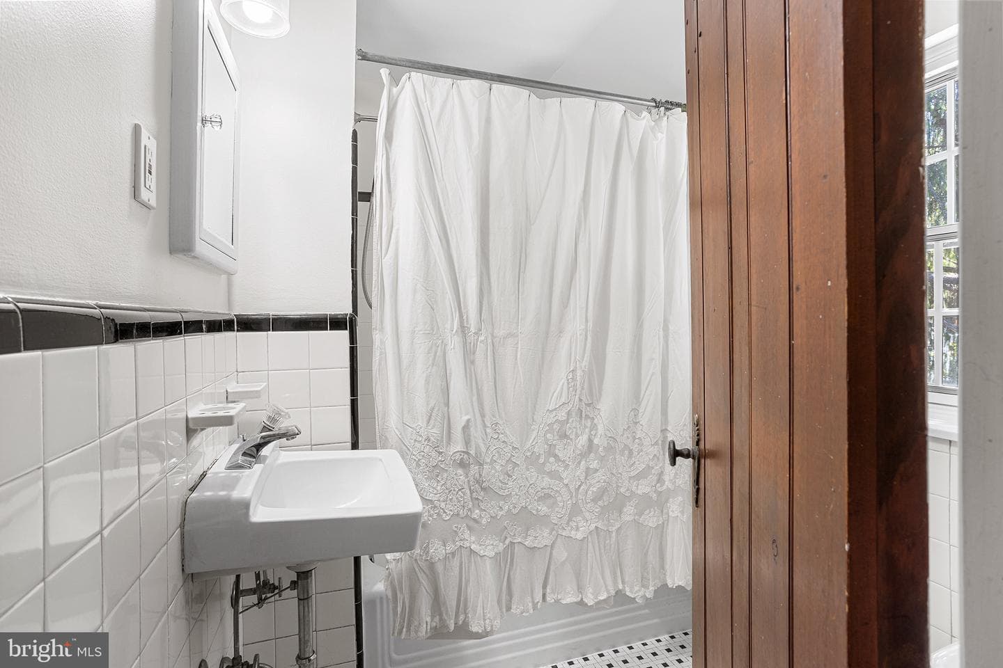 217 E Thomson Avenue photo 23