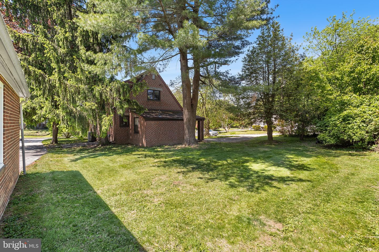 217 E Thomson Avenue photo 31
