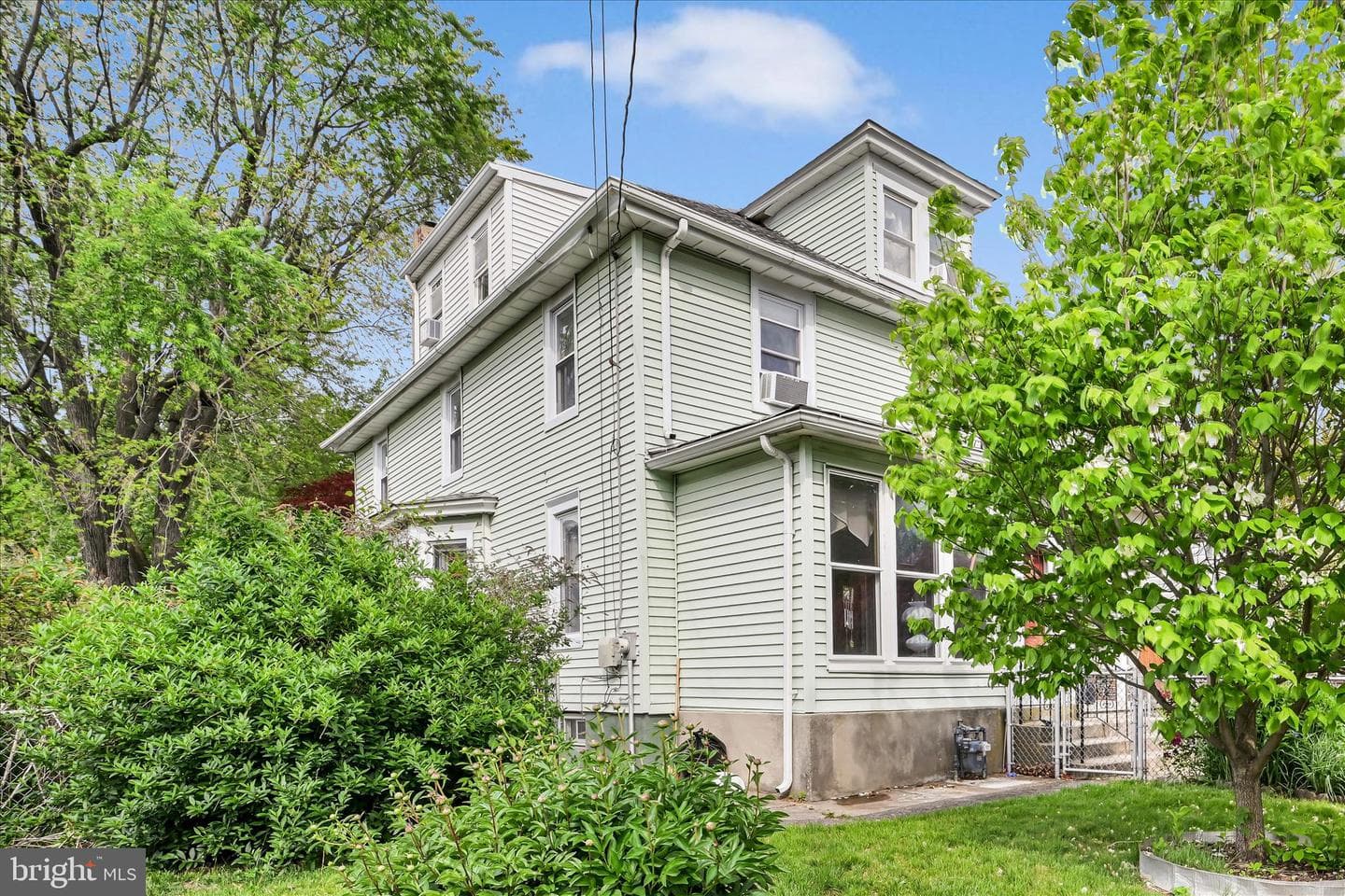 1666 Ward Street photo 4