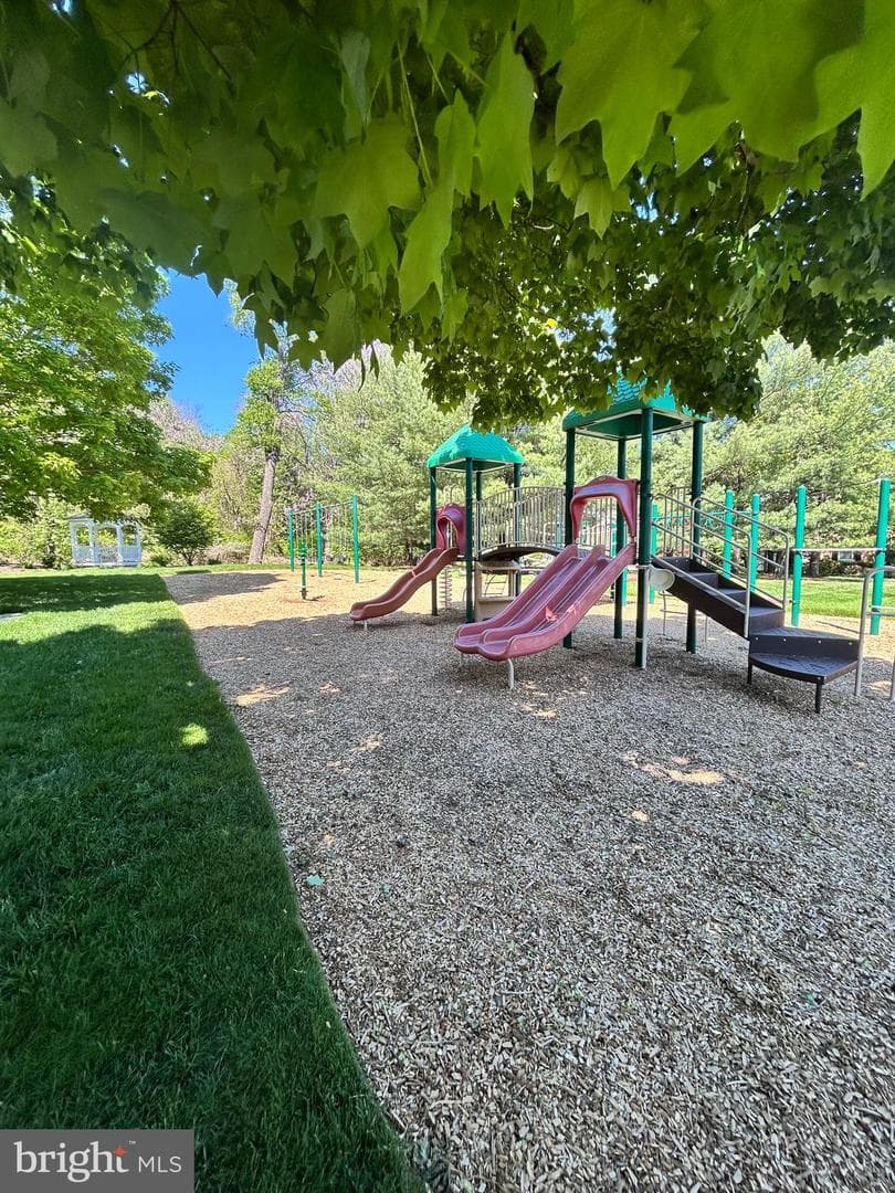 713 Iris Lane photo 36