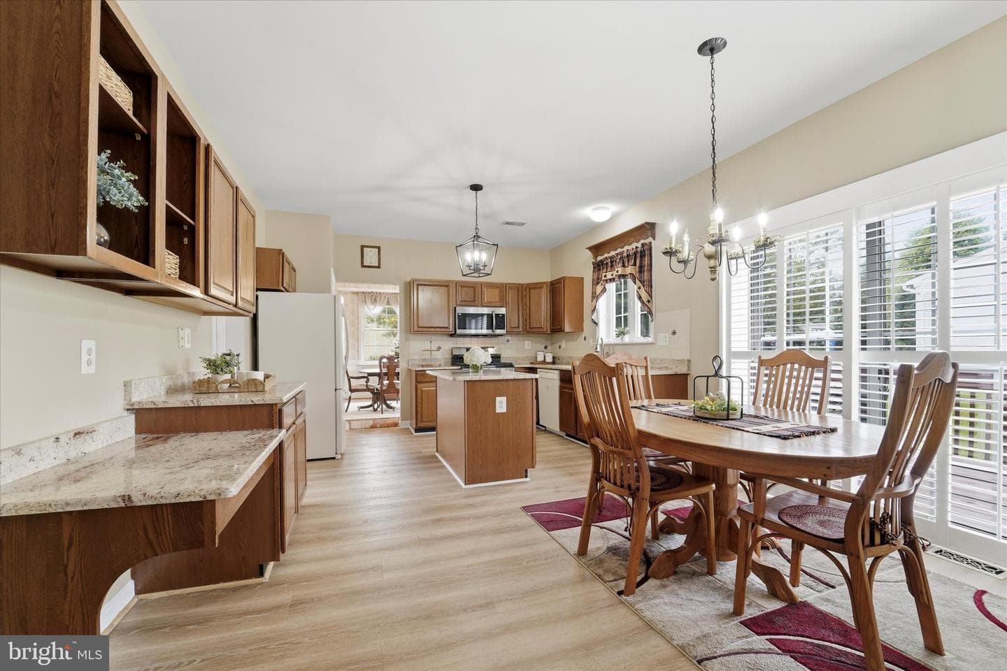 713 Iris Lane photo 6