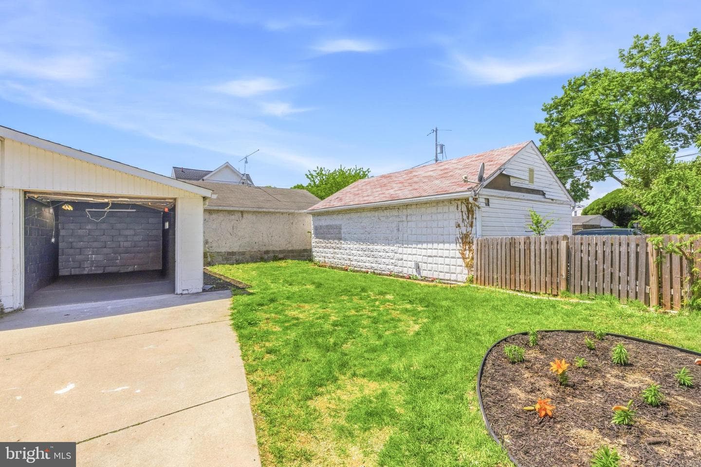 102 E Oak Ln photo 33