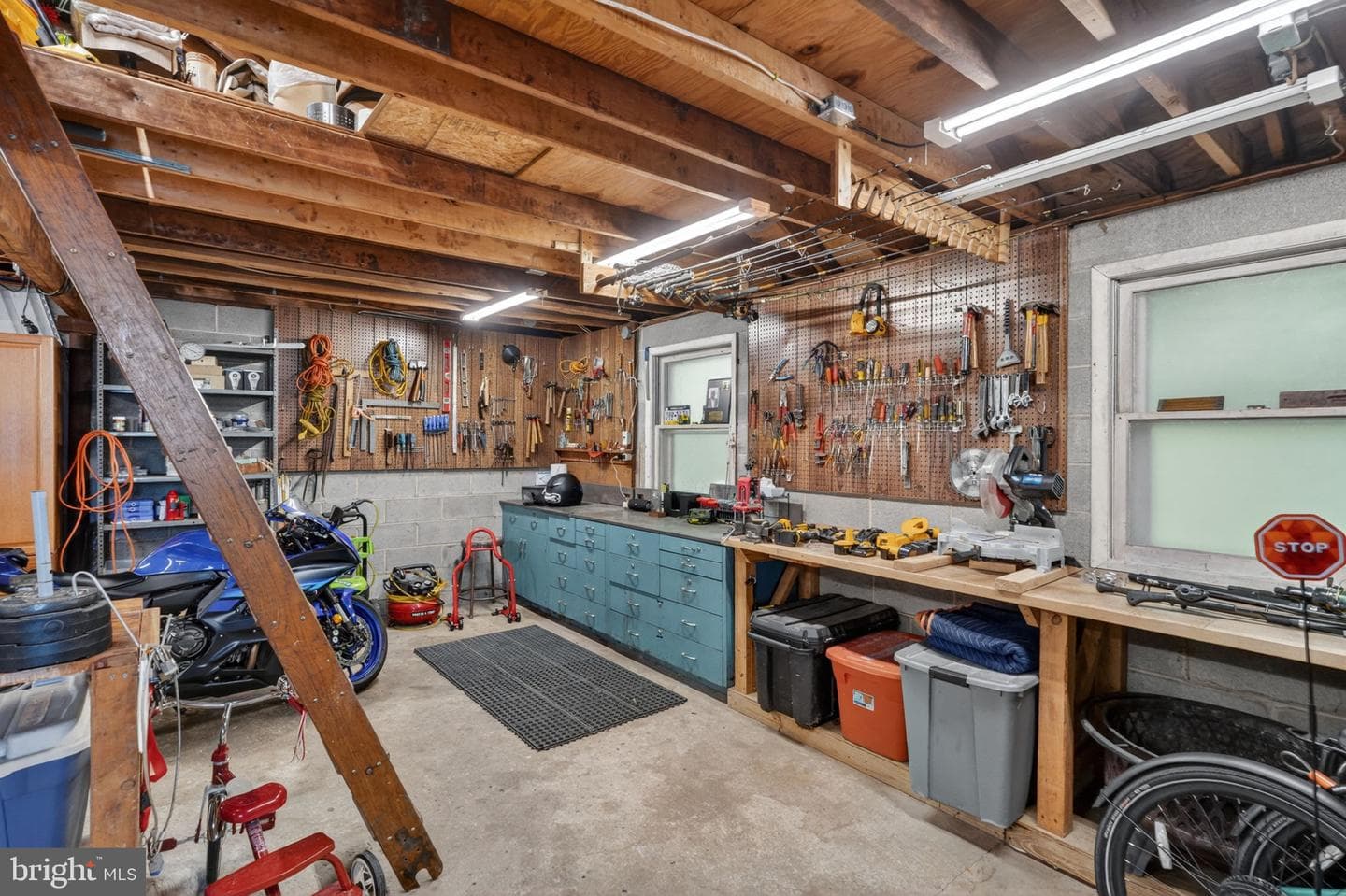 2225 E Helms Manor photo 45