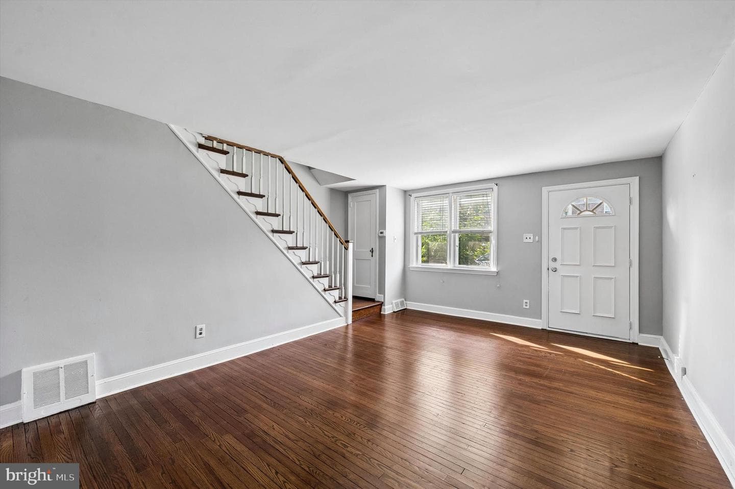 246 Pine St photo 4