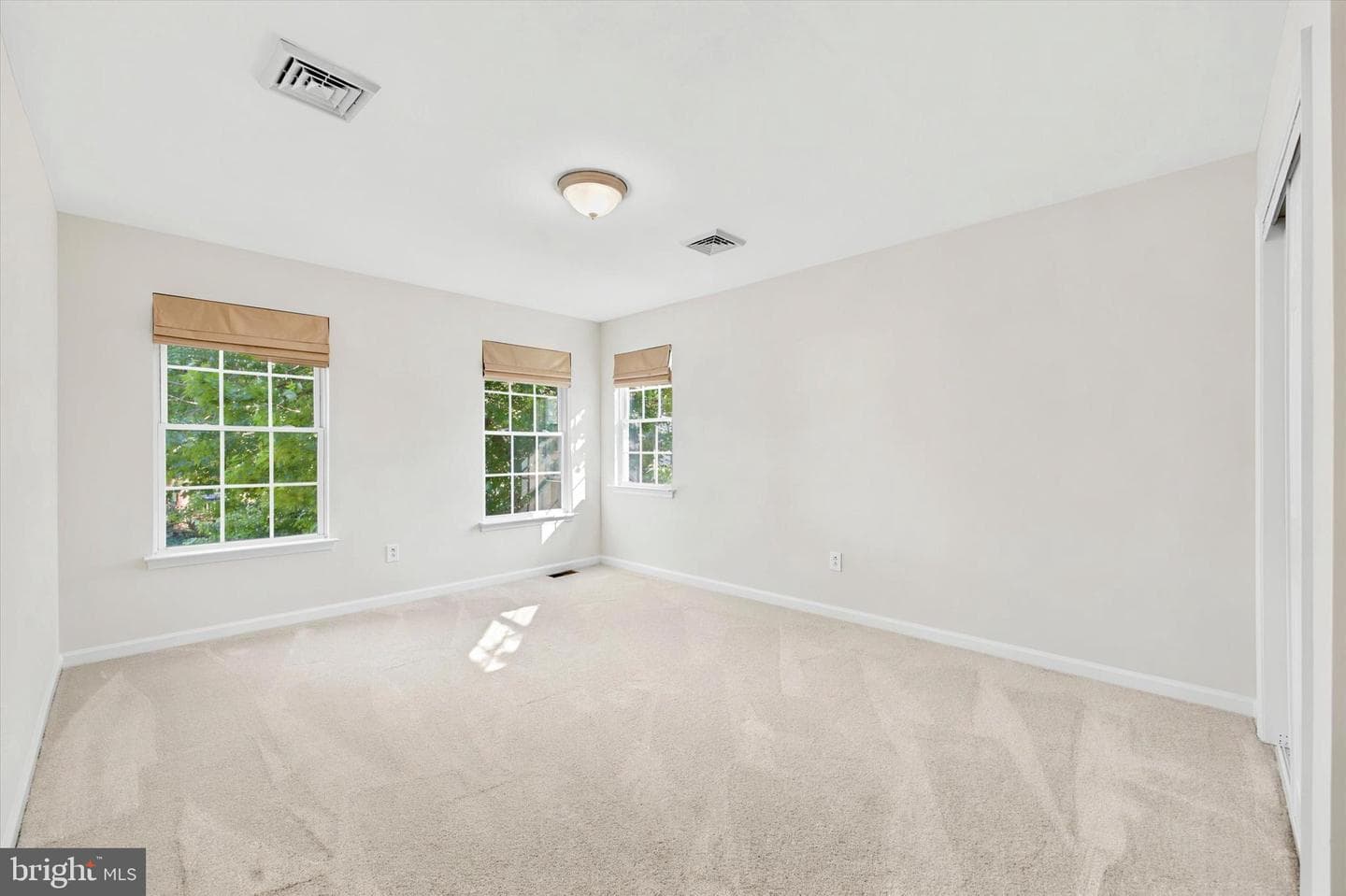 1211 Morton Avenue photo 24