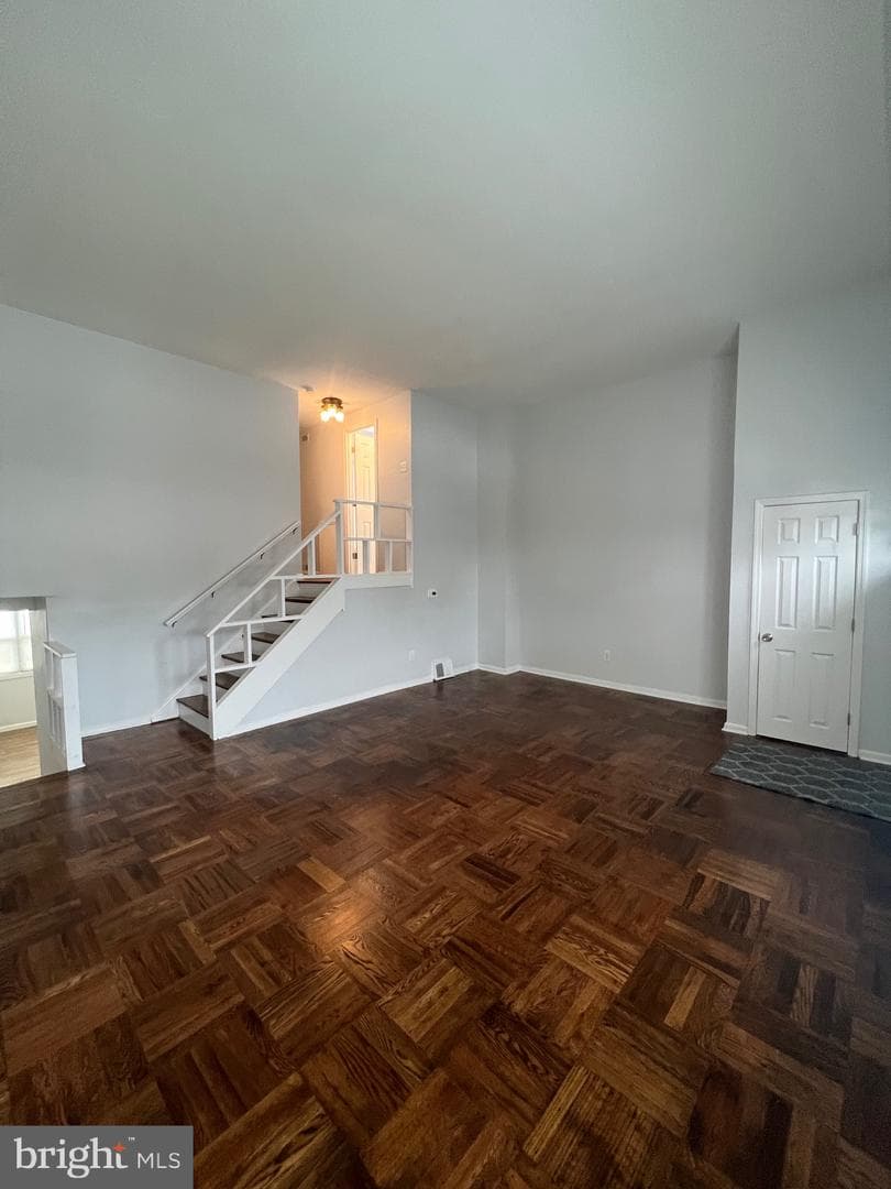 135 Ervin Avenue photo 4