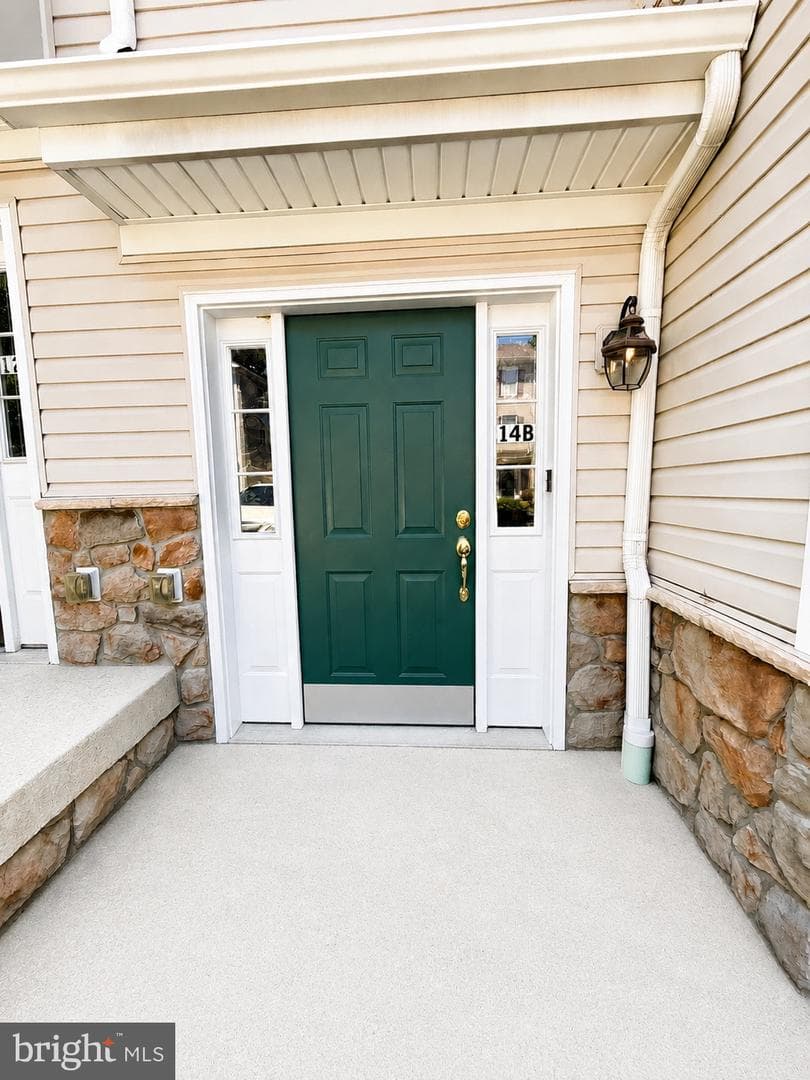 14 Hillview Cir, Lansdowne