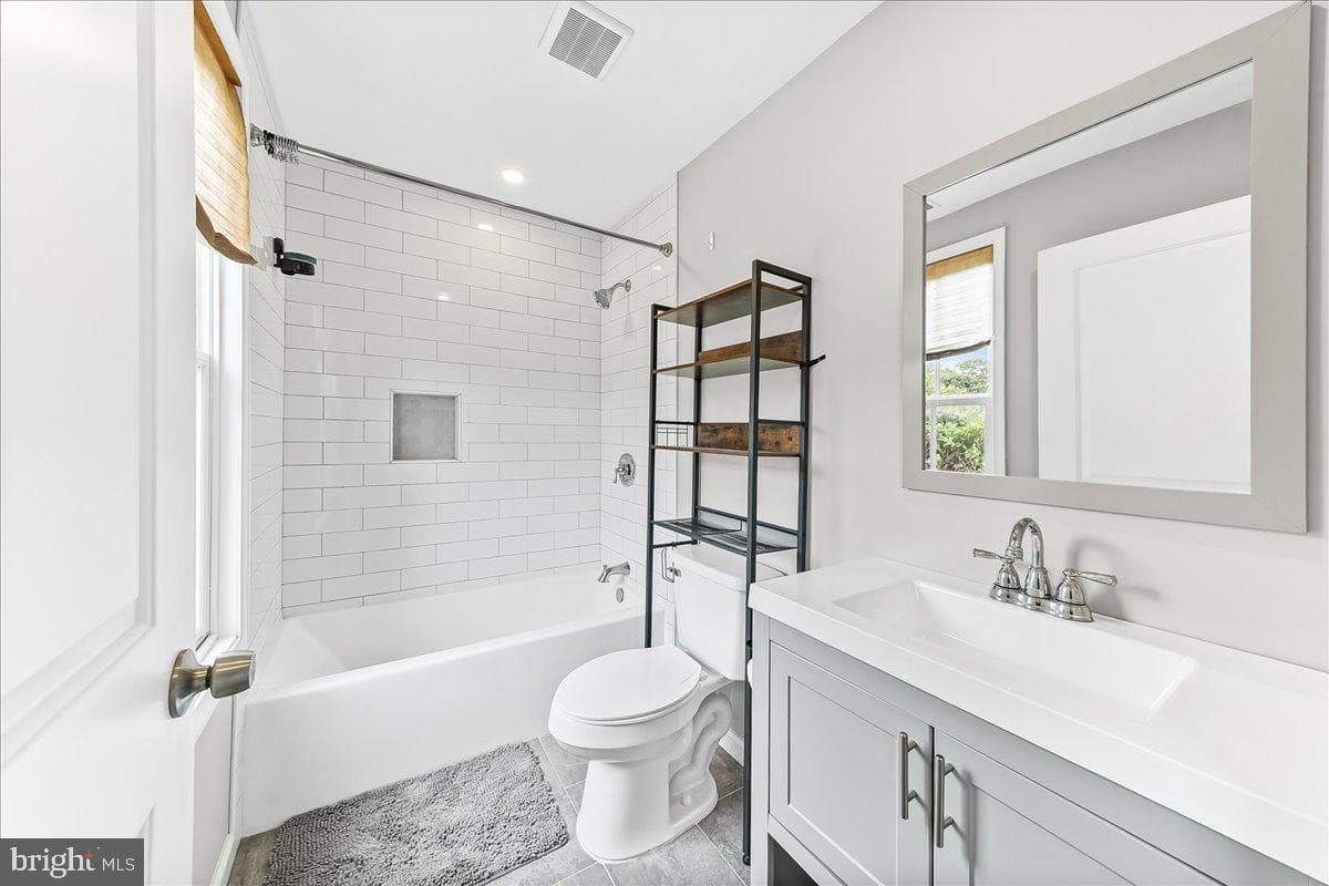 204 S Pennell Road photo 22