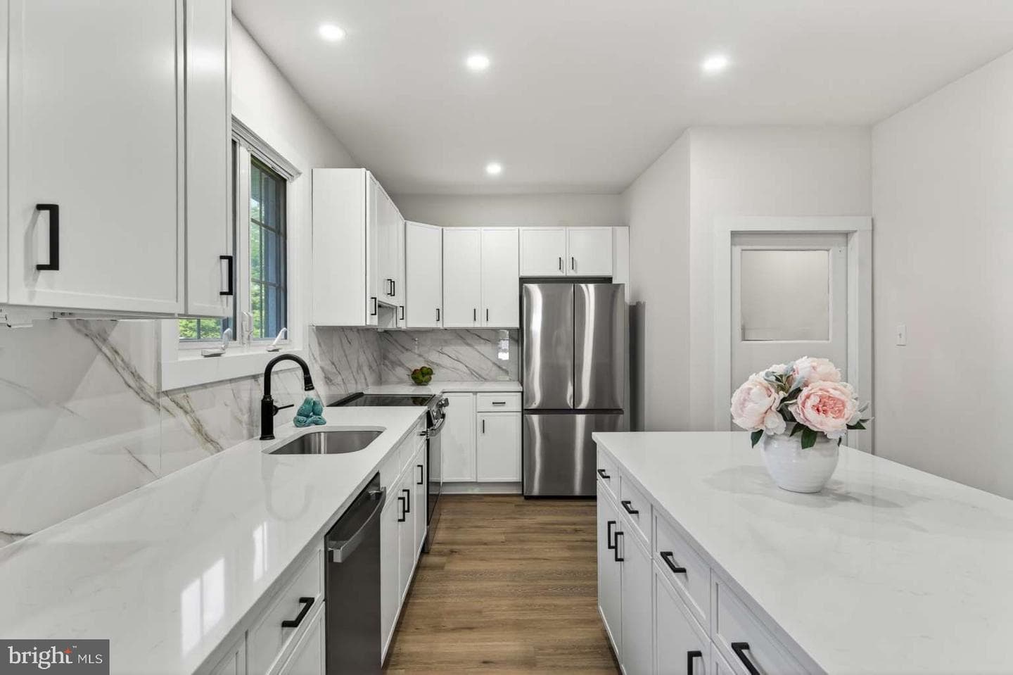 89 Saxer Avenue photo 10