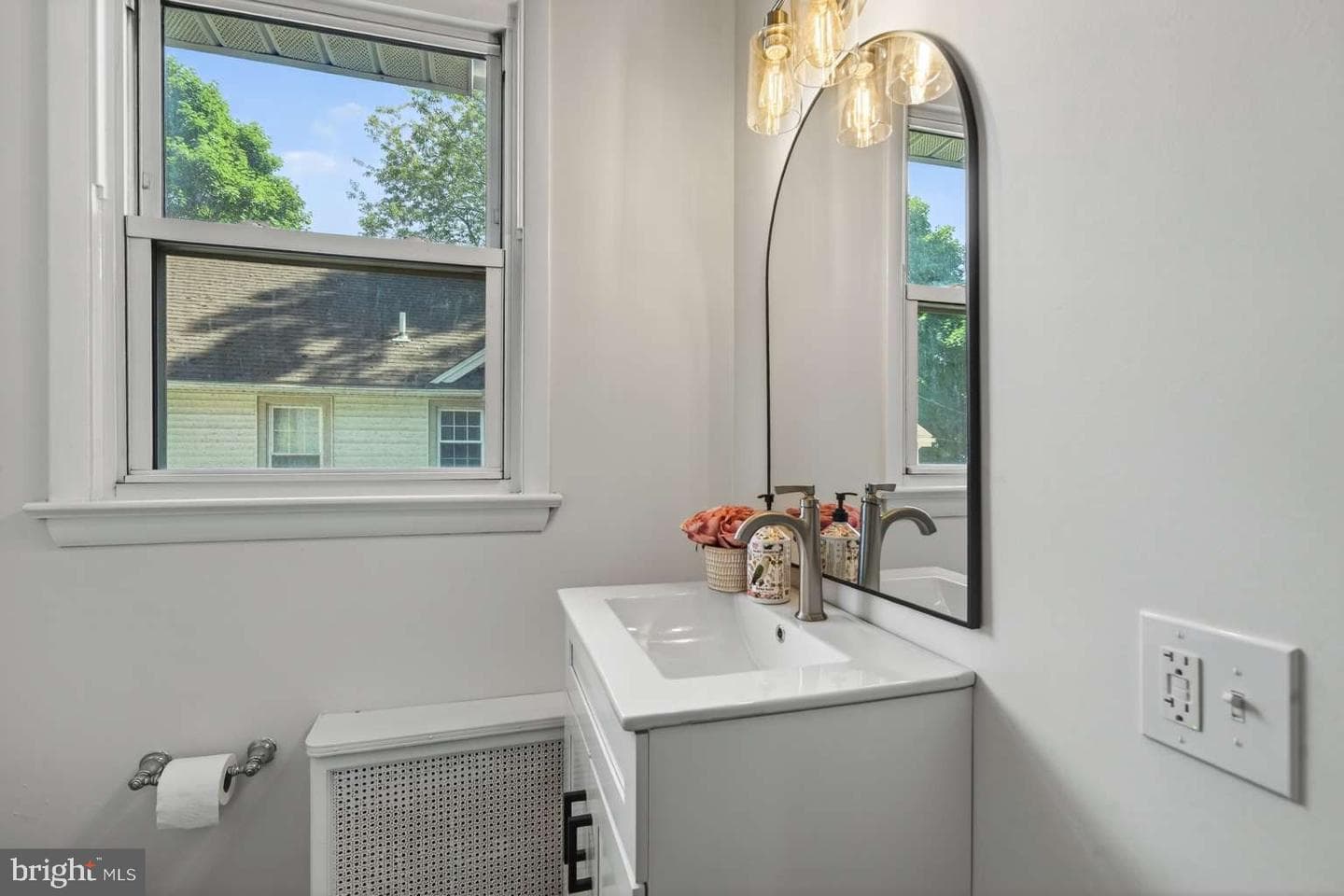 89 Saxer Avenue photo 13