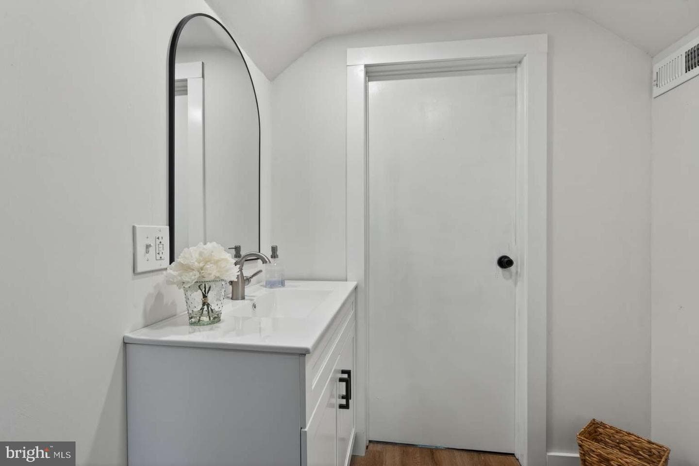 89 Saxer Avenue photo 17