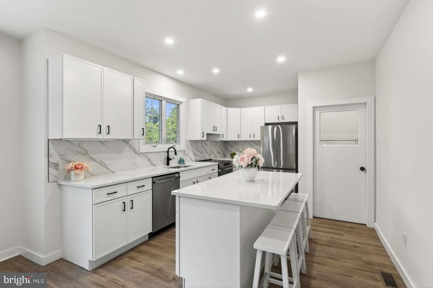 89 Saxer Avenue photo 9