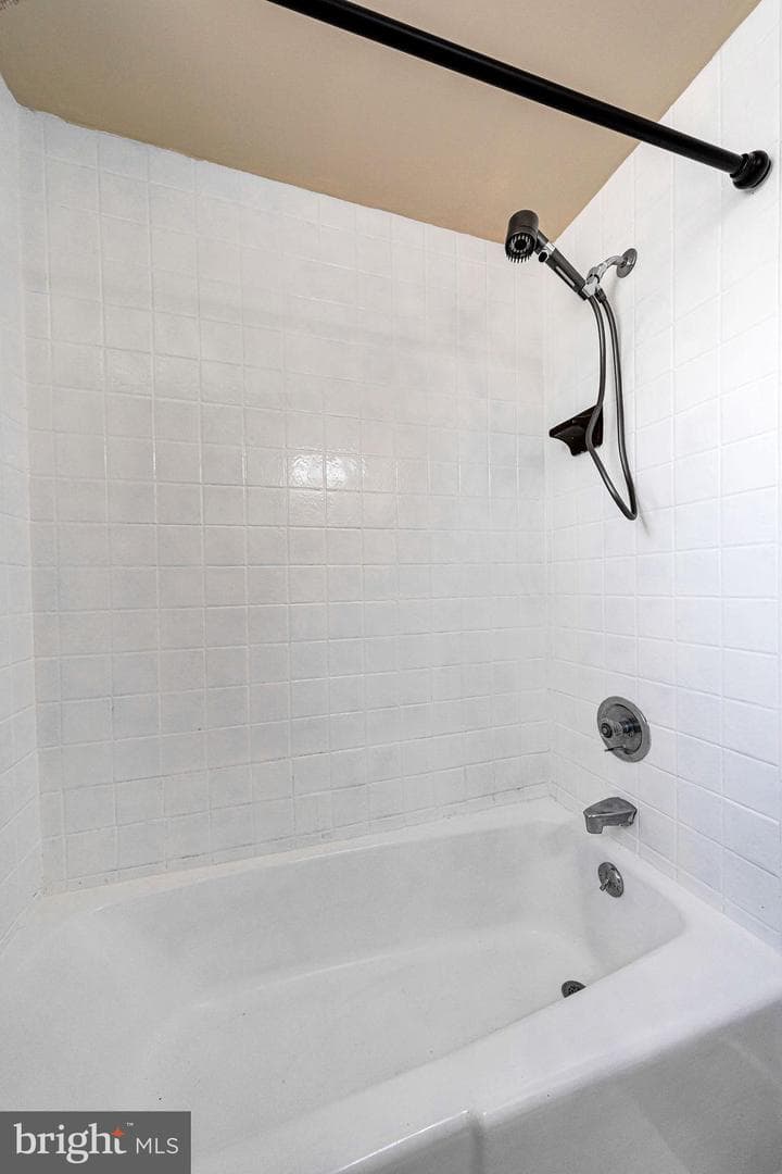 323 Spruce Street photo 2