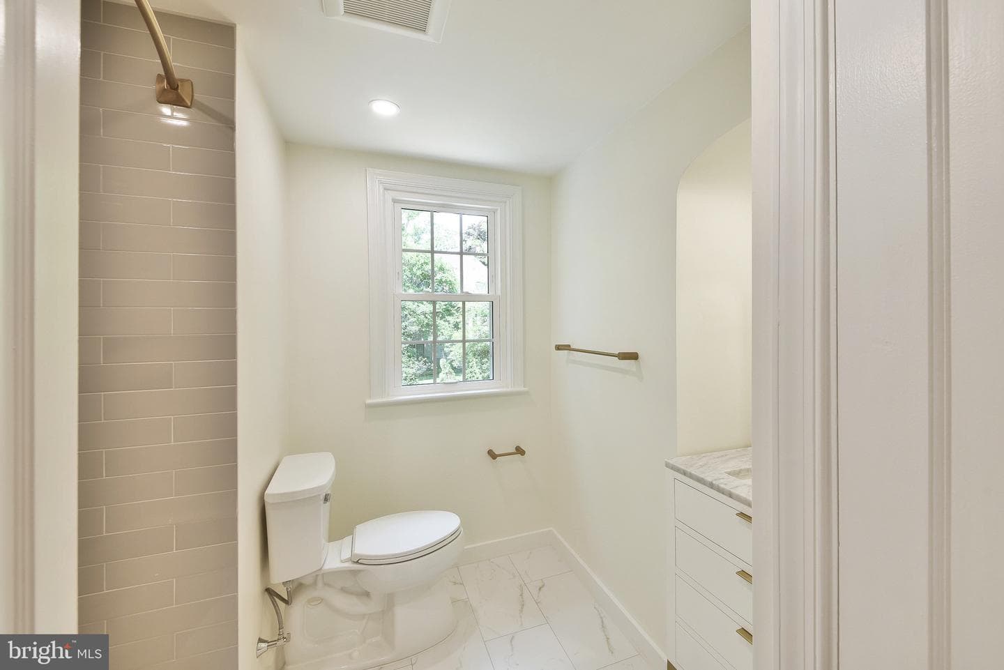 629 University Place photo 24