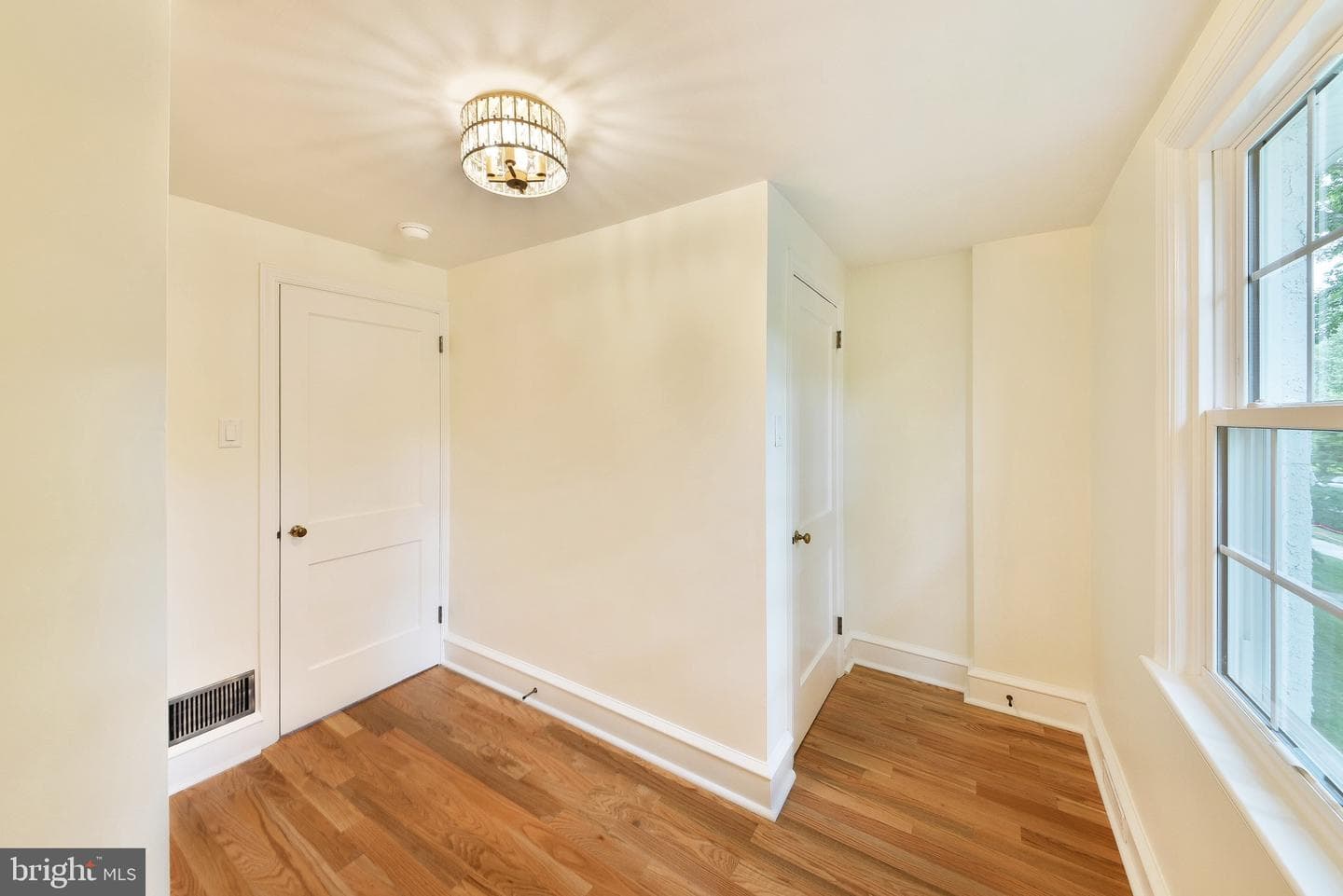 629 University Place photo 30
