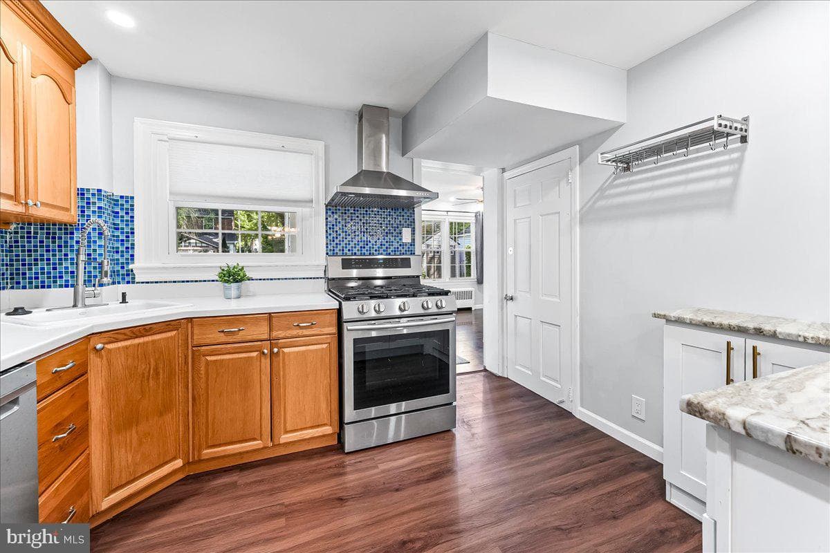 2323 Franklin Avenue photo 11