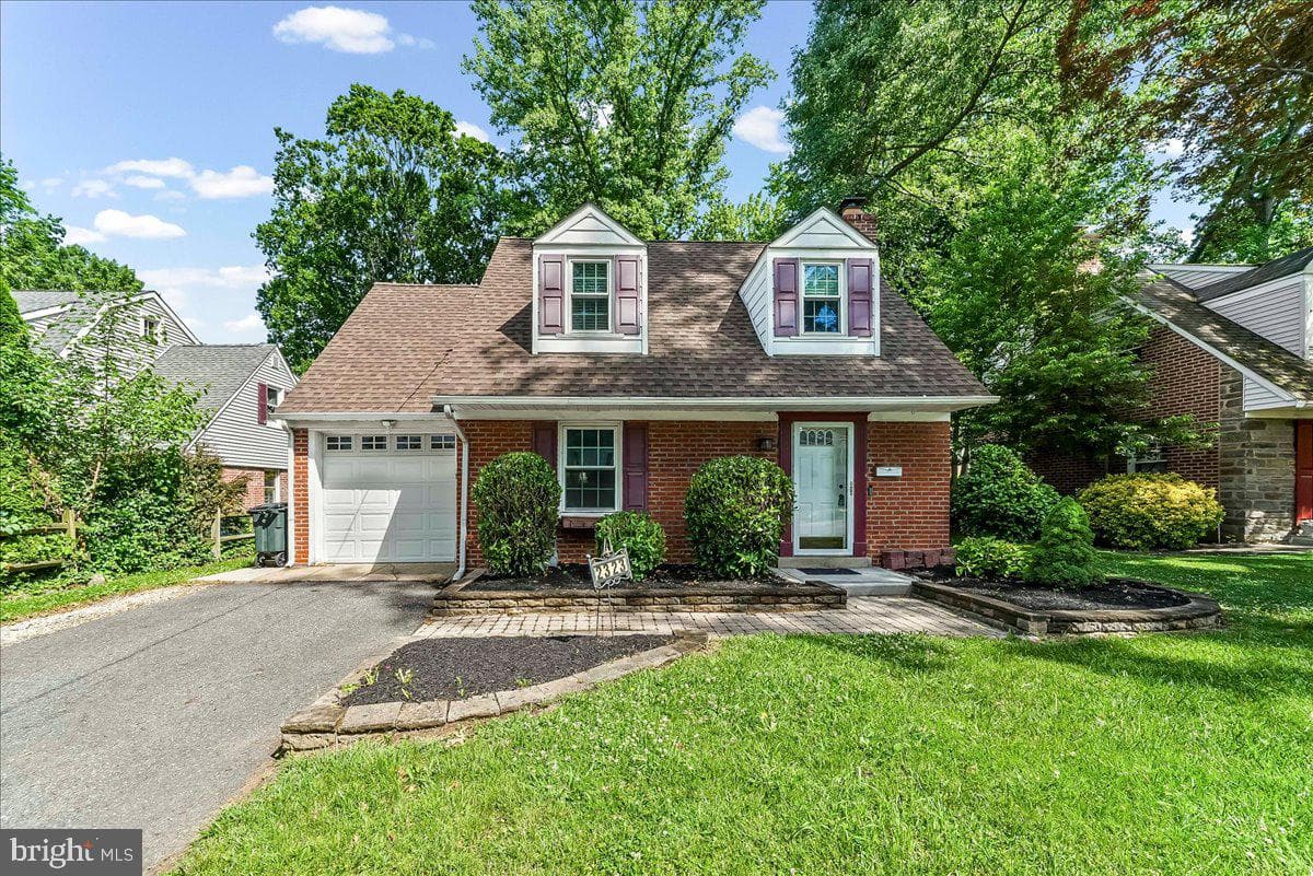 2323 Franklin Avenue photo 3