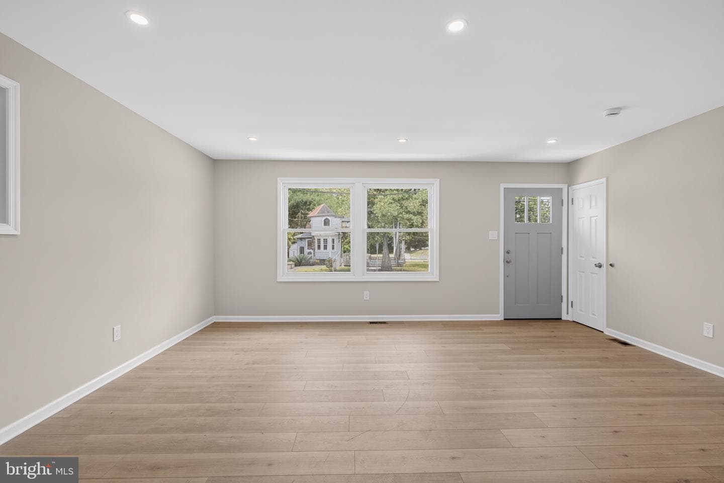 6 N Scott Avenue photo 19