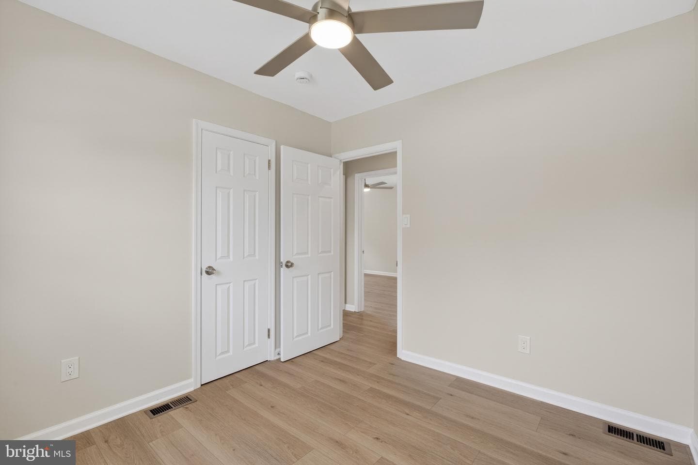 6 N Scott Avenue photo 27